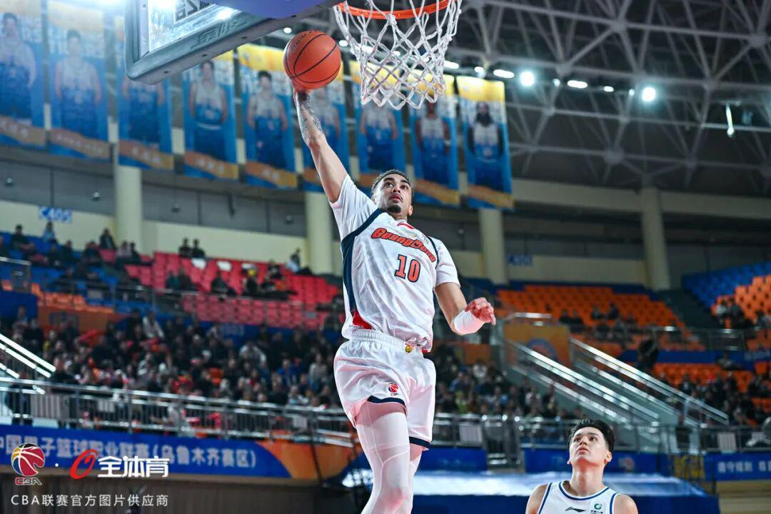 J9九游会平台-下半场进攻乏力，华南虎客场憾负新疆